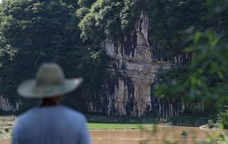 貴州黎平一處40米高崖&ldquo;長&rdquo;成五角星