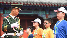 香港小學生走進天安門國旗護衛隊營地