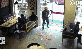 取餐太用力撞破玻璃门