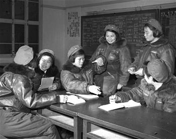 第一批女飛行員：毛澤東稱讚，細妹子不簡單，飛得好高啊