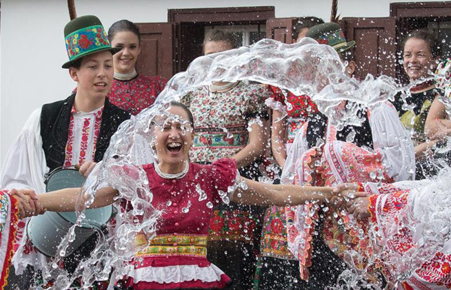 匈牙利:泼水庆祝复活节